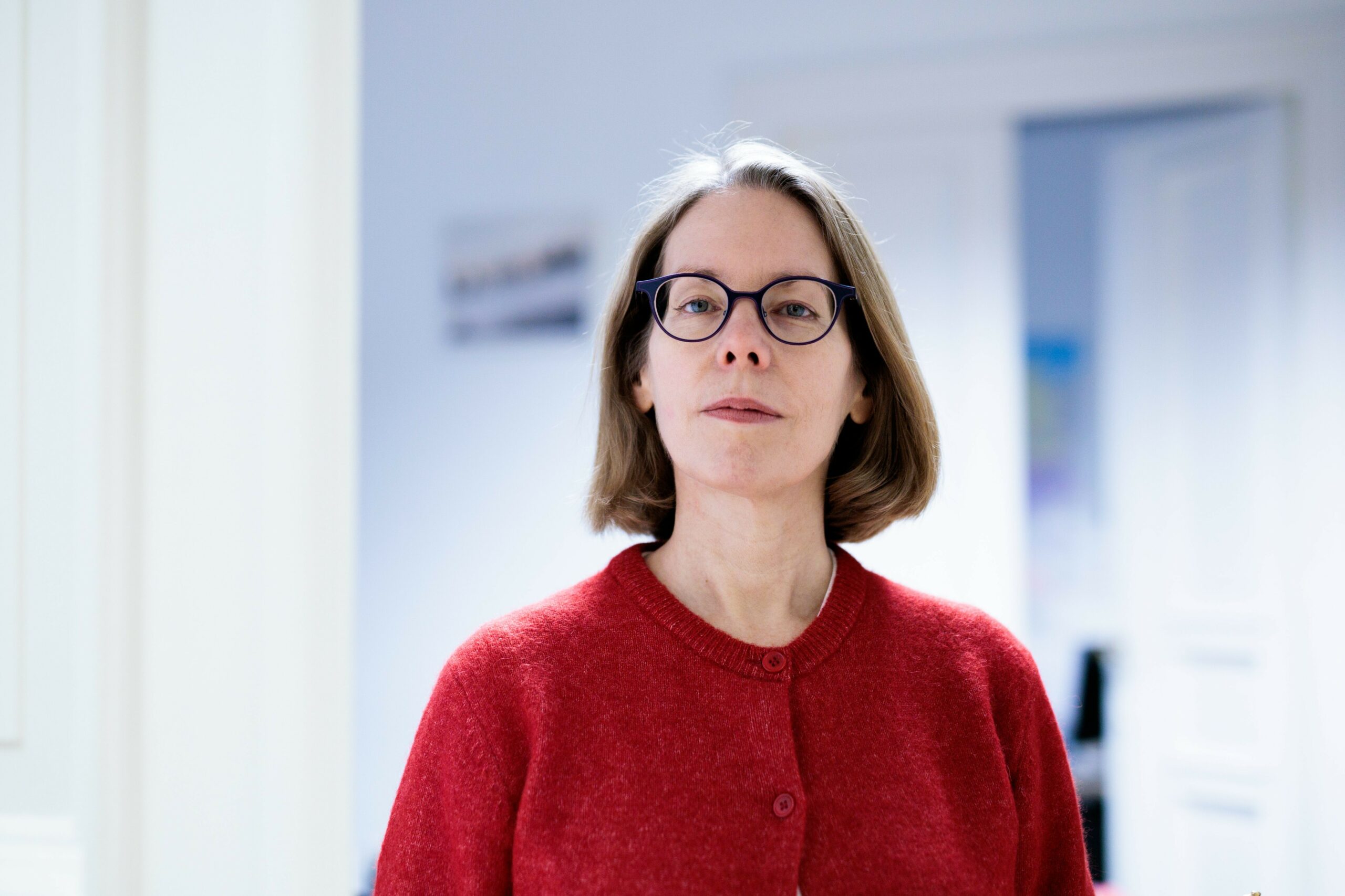Ex-Oberstaatsanwältin Anne Brorhilker, Co-Geschäftsführerin der Bürgerbewegung Finanzwende e.V., steht in den Büroräumen des Vereins.
