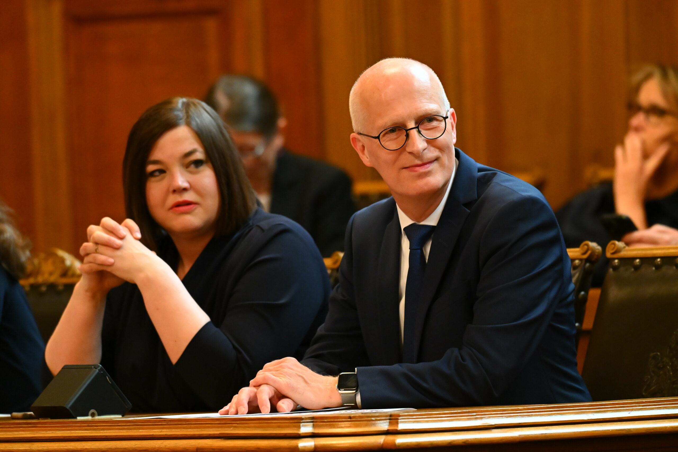 Gut zwei Monate nach der Bürgerschaftswahl in Hamburg ist Regierungschef Peter Tschentscher (SPD) im Amt bestätigt worden.