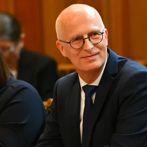 Gut zwei Monate nach der Bürgerschaftswahl in Hamburg ist Regierungschef Peter Tschentscher (SPD) im Amt bestätigt worden.