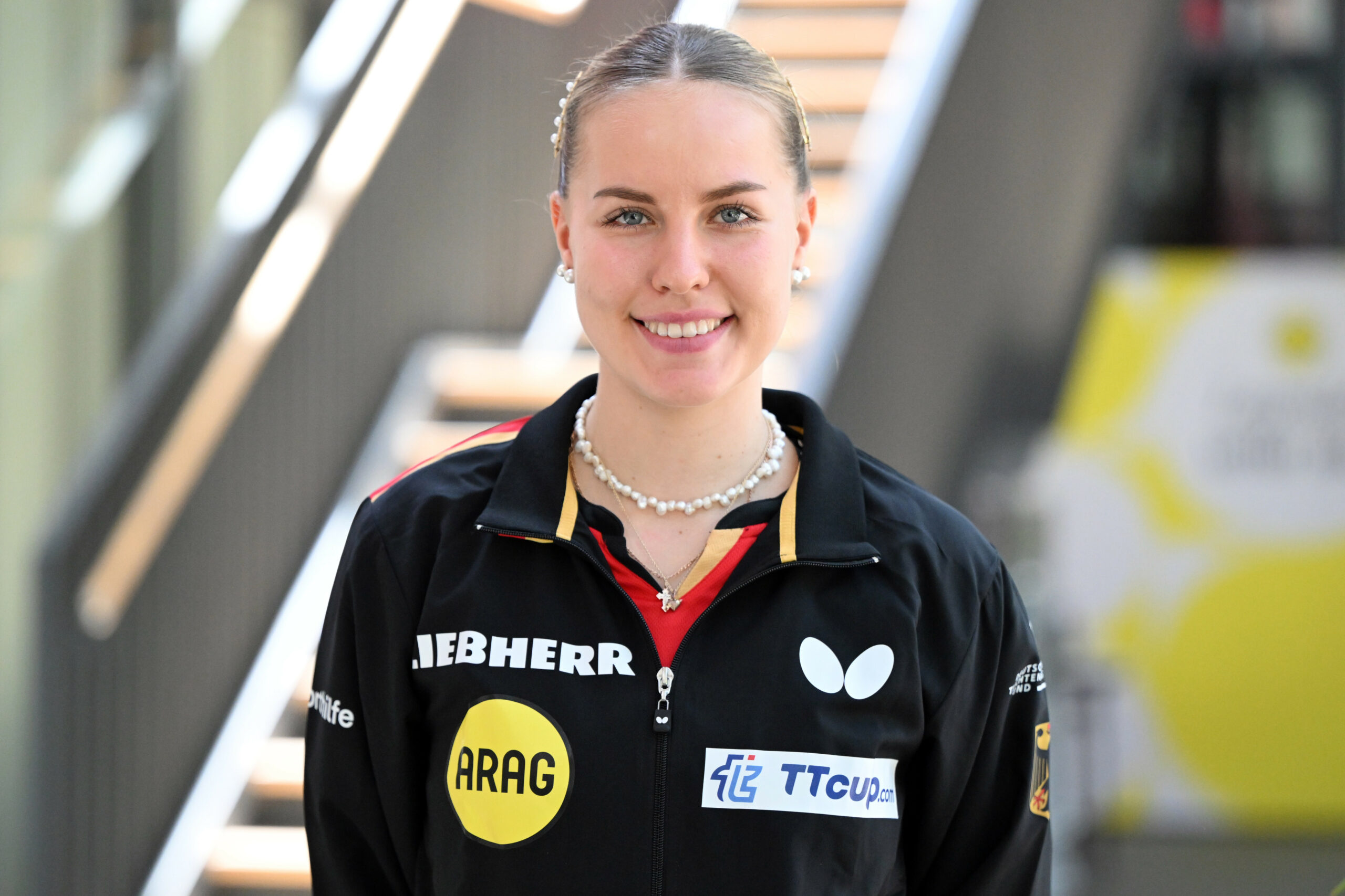 Annett Kaufmann lächelt in DTB-Outfit in die Kamera