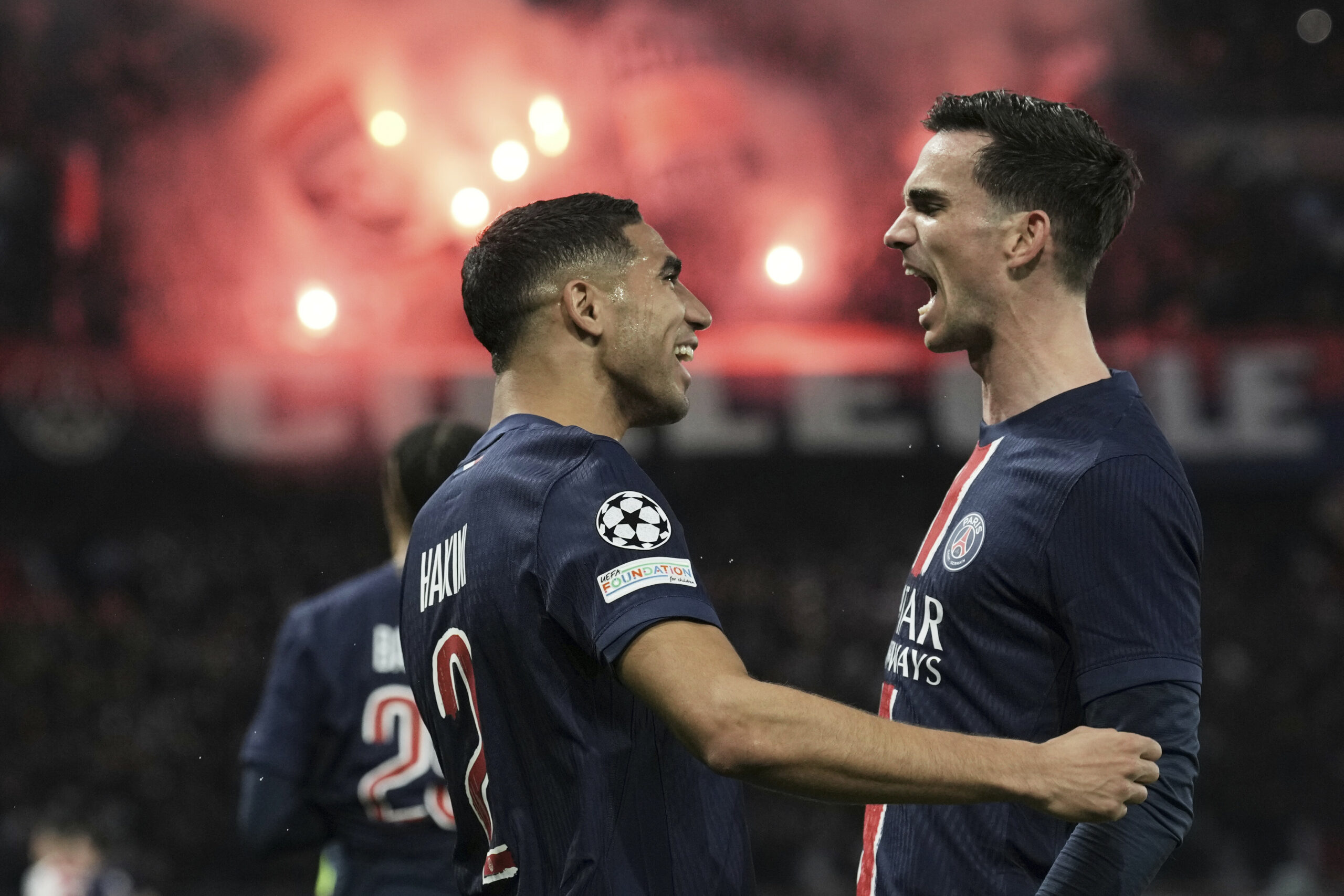 Fabian Ruiz (r.) jubelt mit Achraf Hakimi.