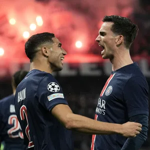 Fabian Ruiz (r.) jubelt mit Achraf Hakimi.