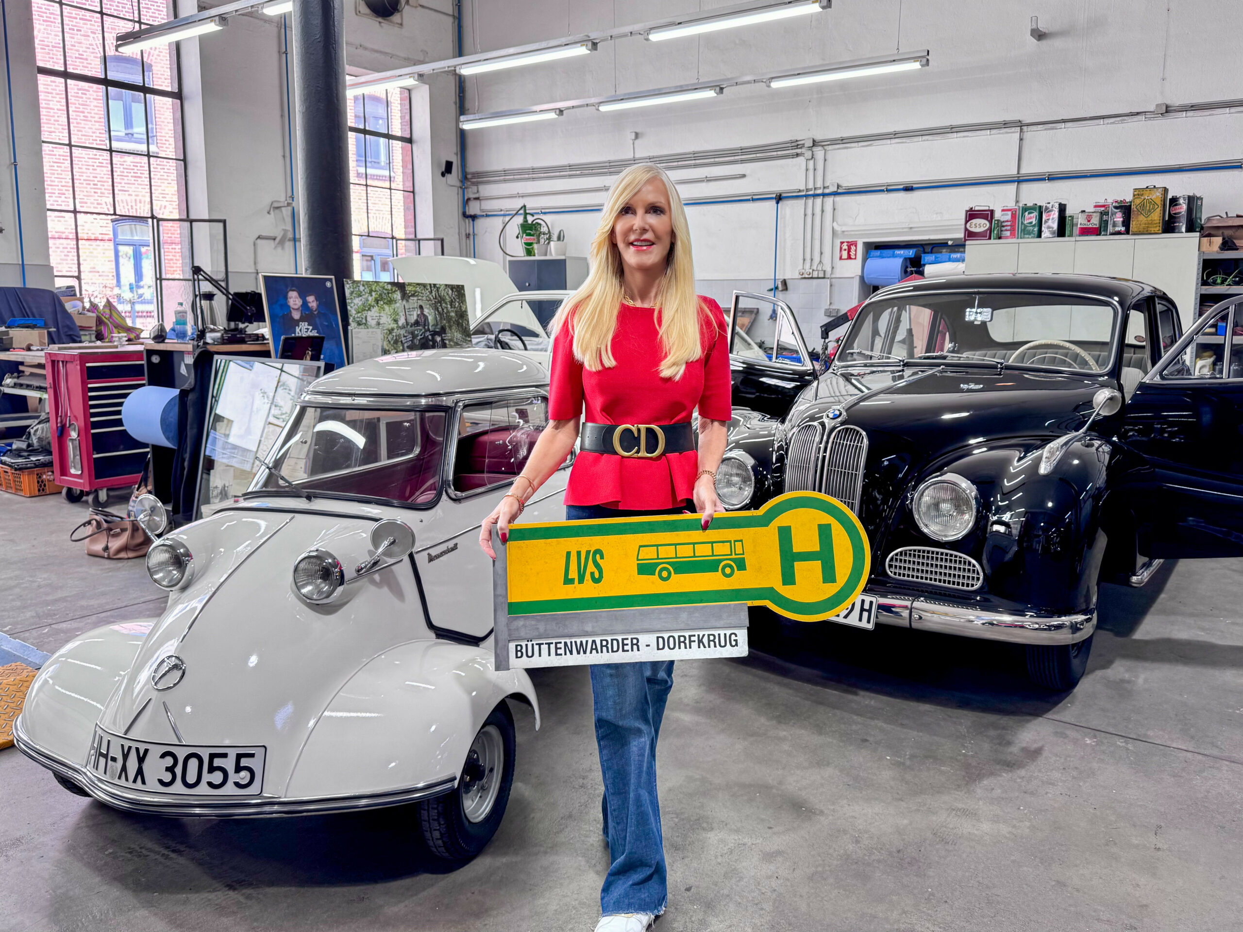 Marion Fedder, Witwe des 2019 gestorbenen Schauspielers Jan Fedder: Noch bis Sonntagabend können Teile aus Fedders Nachlass ersteigert werden. Darunter ein Messerschmitt Kabinenroller KR 200 (l.), mit dem Fedder im Jahr 2000 zu seiner Hochzeit am Hamburger Michel vorfuhr, und eine BMW-Luxuslimousine aus dem Jahr 1958 (r.).