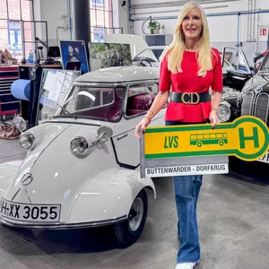 Marion Fedder, Witwe des 2019 gestorbenen Schauspielers Jan Fedder: Noch bis Sonntagabend können Teile aus Fedders Nachlass ersteigert werden. Darunter ein Messerschmitt Kabinenroller KR 200 (l.), mit dem Fedder im Jahr 2000 zu seiner Hochzeit am Hamburger Michel vorfuhr, und eine BMW-Luxuslimousine aus dem Jahr 1958 (r.).