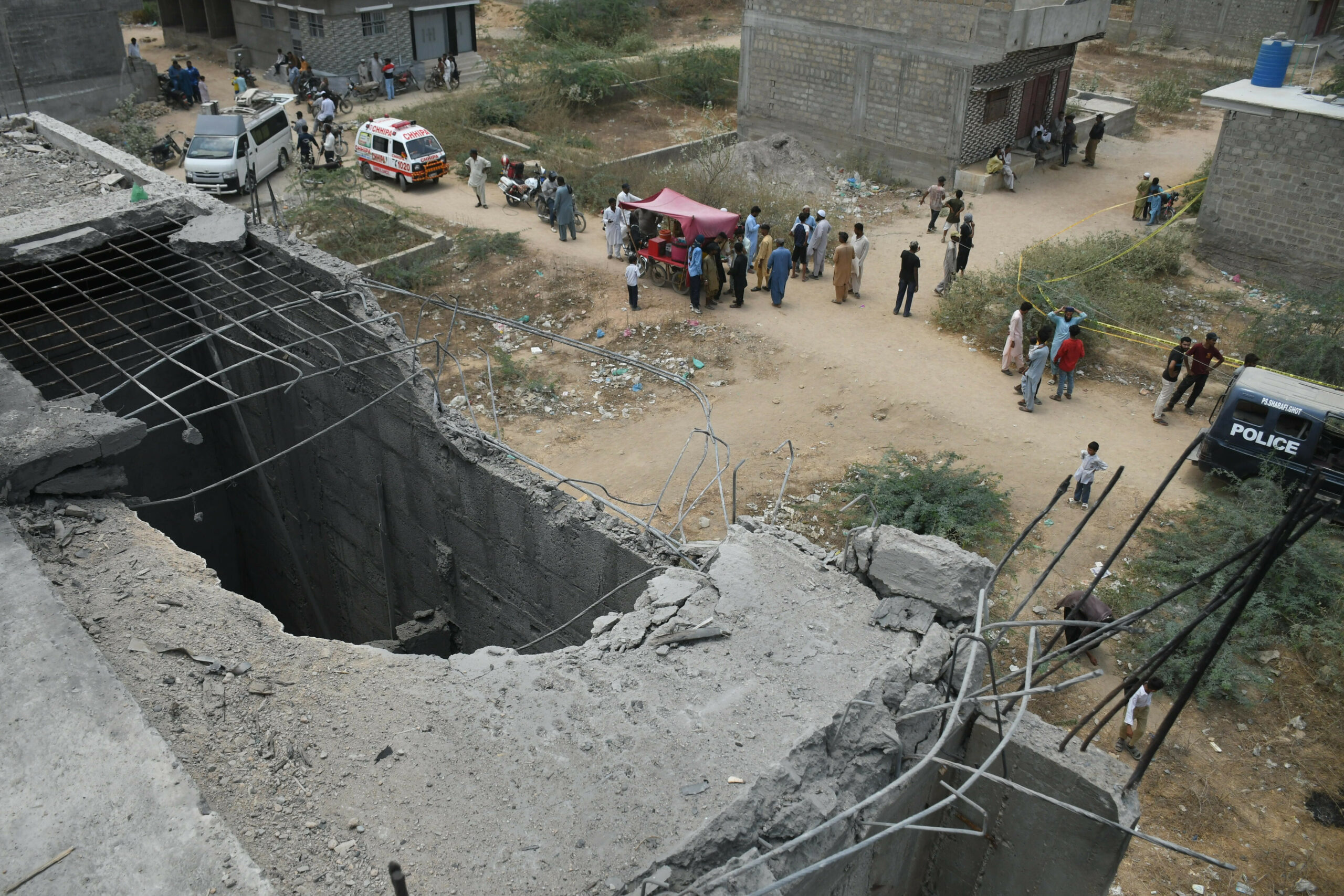 Schäden nach einem indischen Drohnenangriff in der pakistanischen Stadt Karatschi.