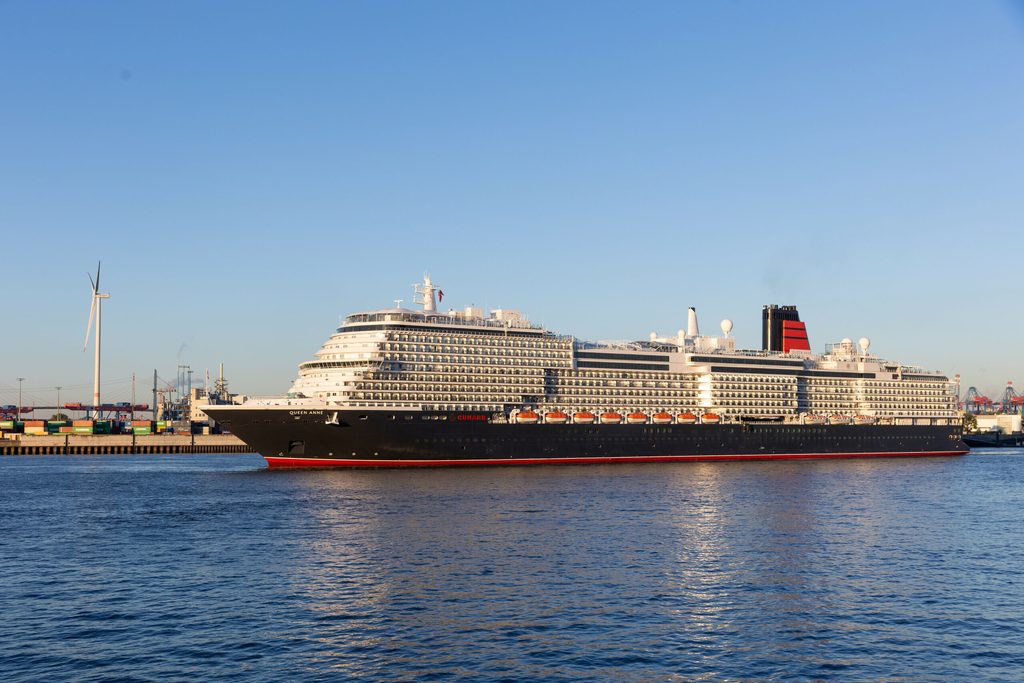Die „Queen Anne“ ist mehr als 320 Meter lang und bietet annähernd 3000 Gästen Platz.