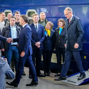 Macron (l.) war gemeinsam mit Bundeskanzler Merz (M.) und dem britischen Premier Starmer in die Ukraine gereist.