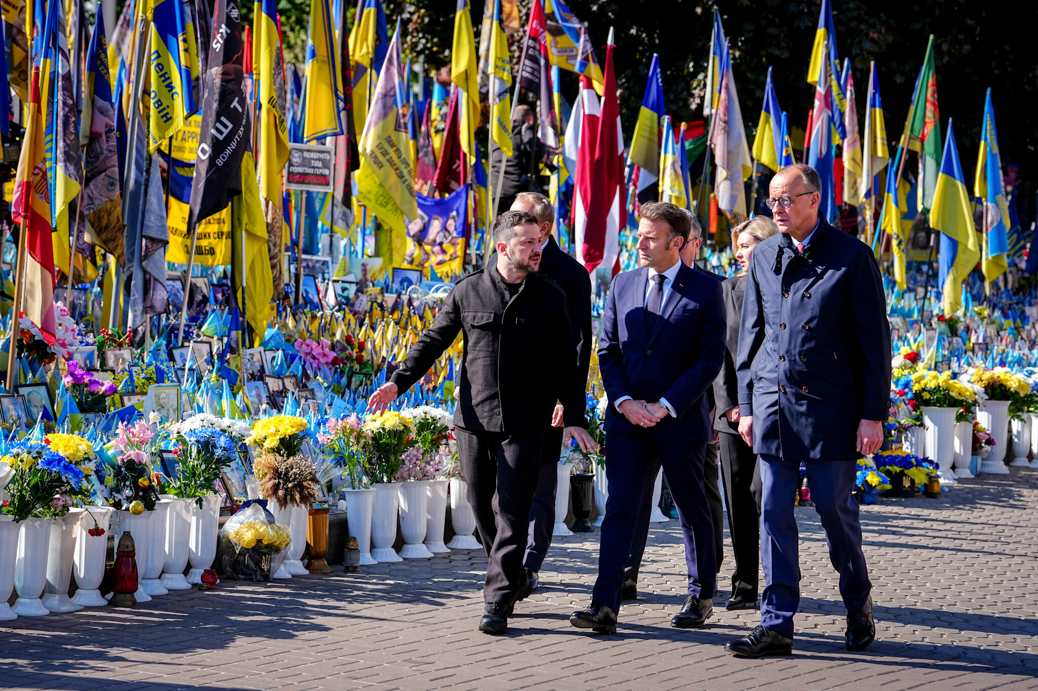 Wolodymyr Selenskyj (l), Präsident der Ukraine, Bundeskanzler Friedrich Merz (r, CDU), und Frankreichs Präsident Emmanuel Macron gedenken in Kiew auf dem Maidan den Opfern des Krieges.