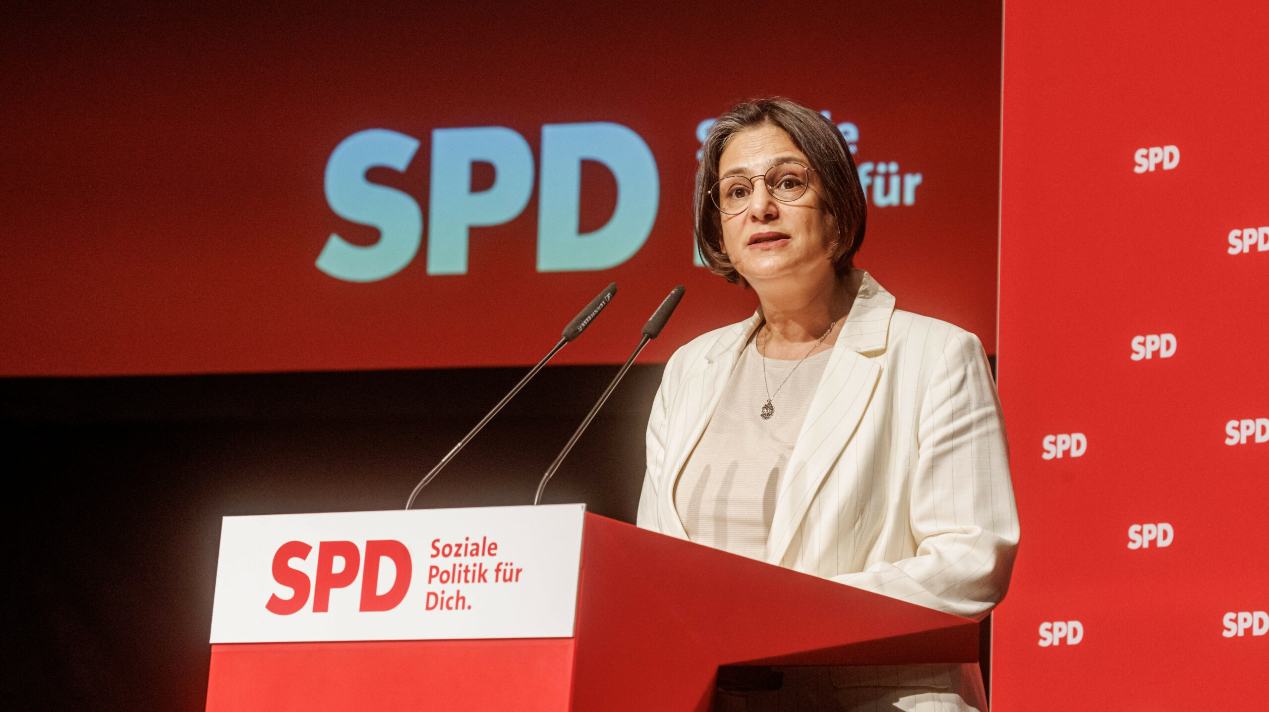 Serpil Midyatli (SPD), Landes- und Fraktionsvorsitzende, hält auf dem Landesparteitag der SPD Schleswig-Holstein ihre Bewerbungsrede zur Wahl der Landesvorsitzenden.