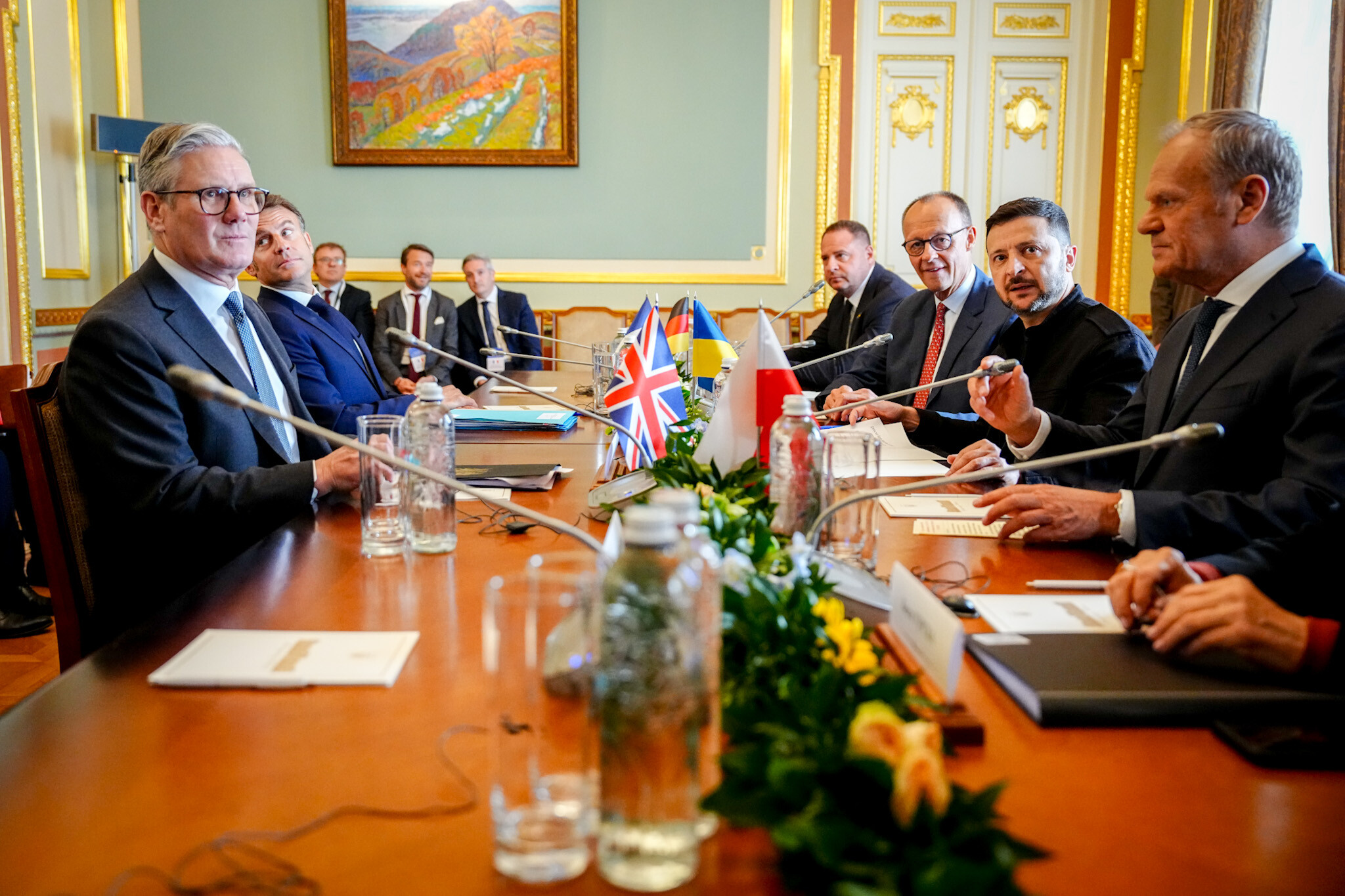 Keir Starmer (l-r), Premierminister von Großbritannien, Frankreichs Präsident Emmanuel Macron Bundeskanzler Friedrich Merz (CDU), Wolodymyr Selenskyj, Präsident der Ukraine, und Donald Tusk, Ministerpräsident von Polen, sitzen im Marienpalast in Kiew zusammen.