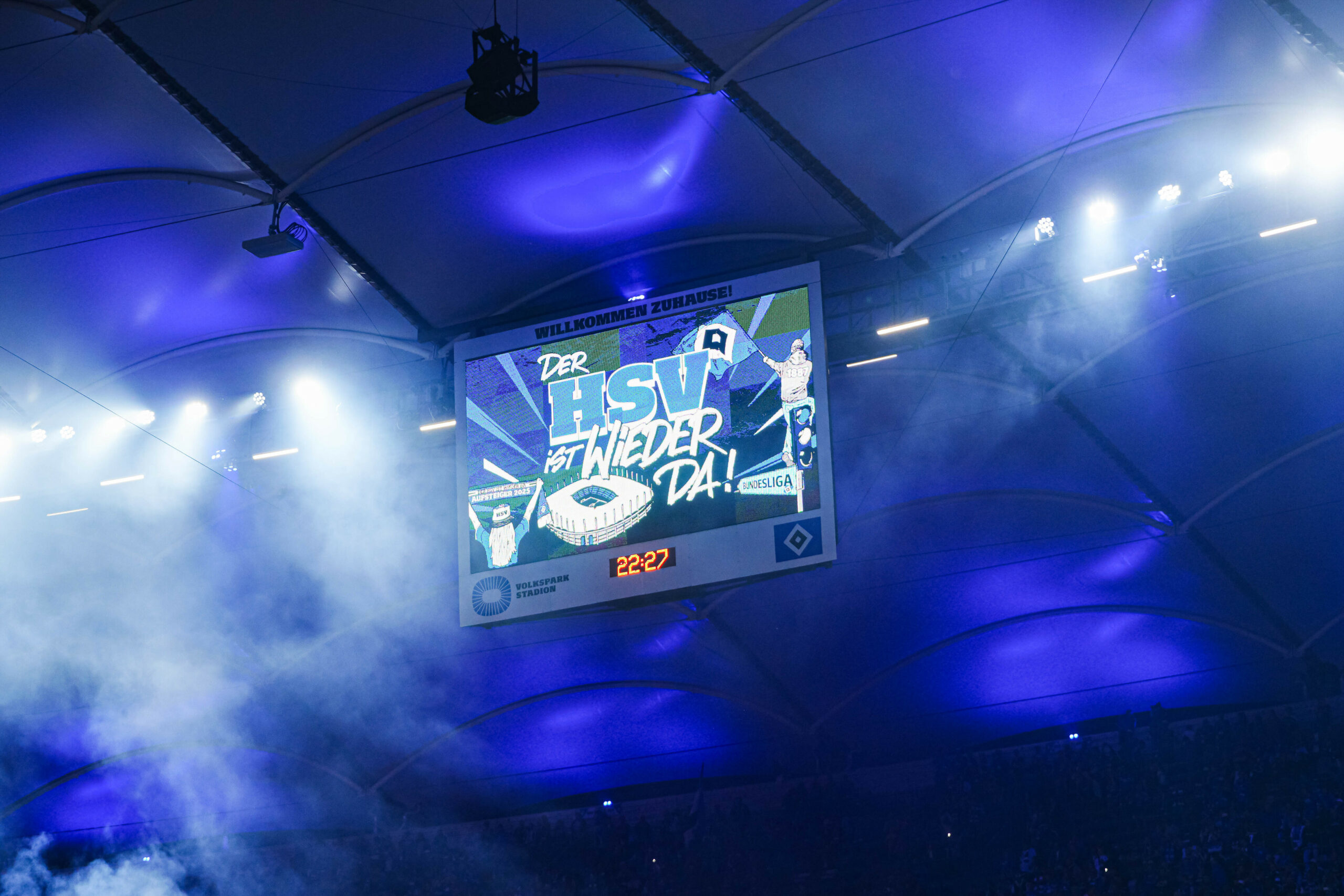 Videoleinwand im Volksparkstadion mit der Aufschrift: „Der HSV ist wieder da“