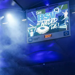 Videoleinwand im Volksparkstadion mit der Aufschrift: „Der HSV ist wieder da“