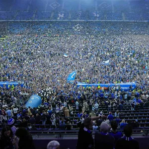 Beim Platzsturm nach dem Abpfiff wurden Dutzende HSV-Fans verletzt, ein Mensch schwebt in Lebensgefahr.
