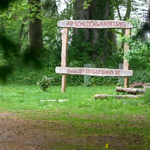 Der „Arschlochwandelweg“ in Klein Strömkendorf ist der wohl kurioseste Wanderweg Deutschlands.