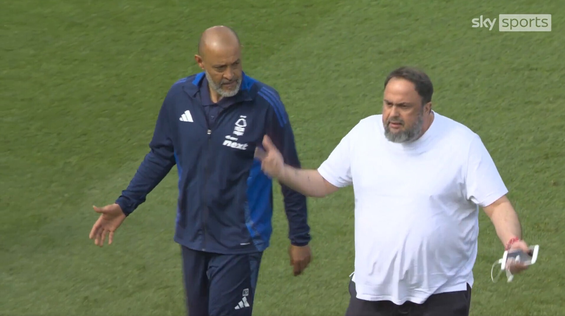 Evangelos Marinakis diskutiert auf dem Platz mit Nuno Espírito Santo