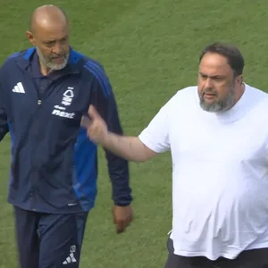 Evangelos Marinakis diskutiert auf dem Platz mit Nuno Espírito Santo