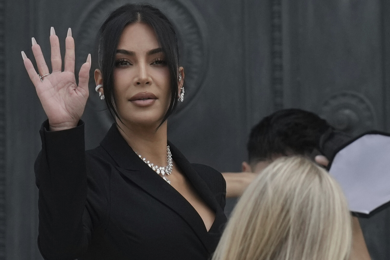 Kim Kardashian vor dem Pariser Gerichtsgebäude