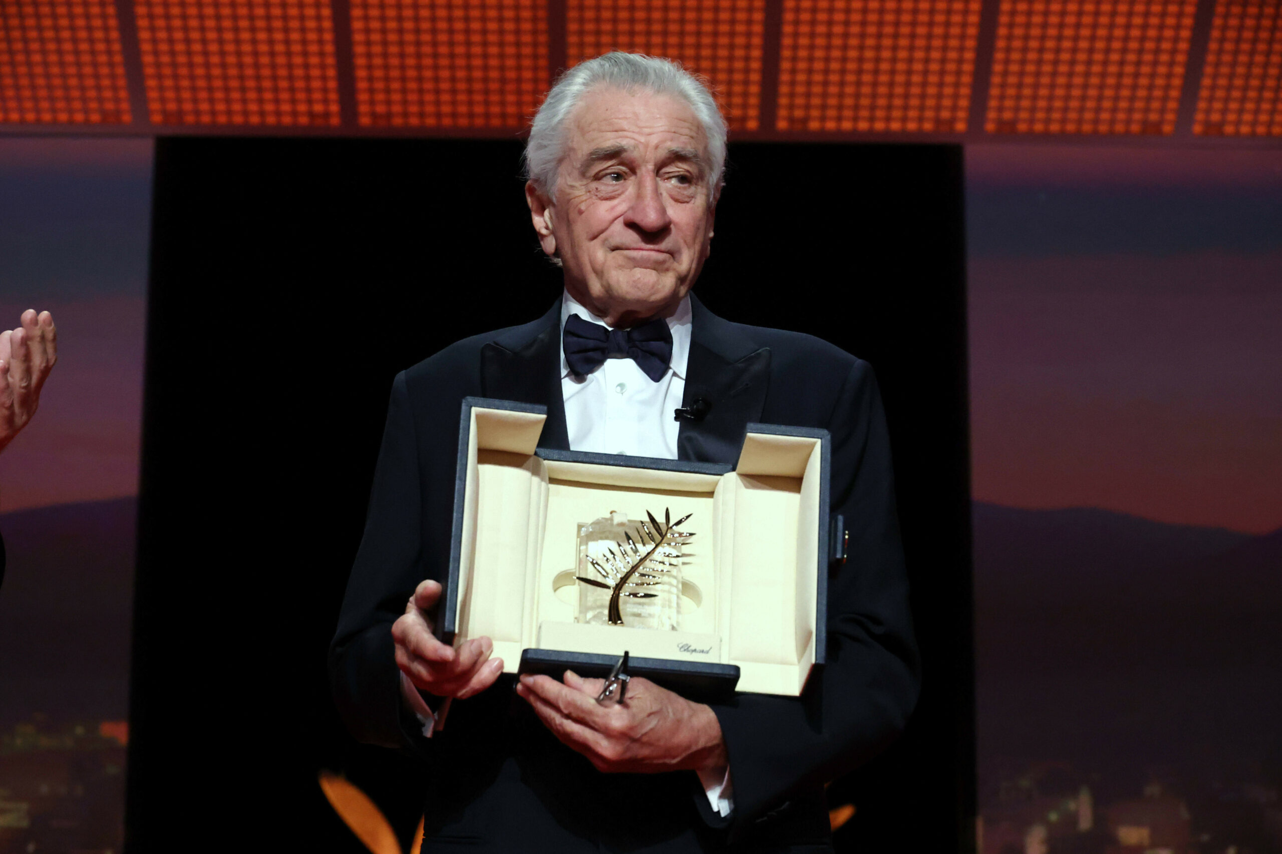 Robert De Niro hält seine Auszeichnung der Goldenen Ehrenpalme in der Hand.