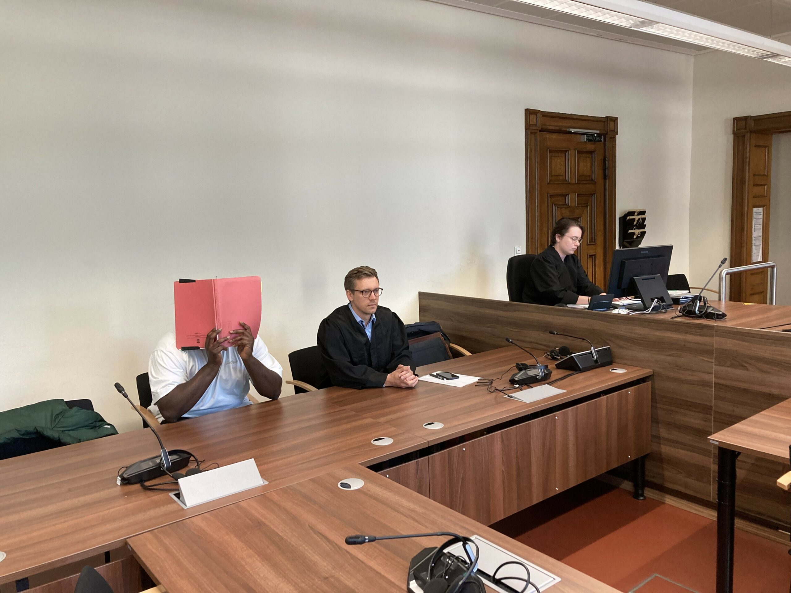 Der Angeklagte sitzt vor der Urteilsverkündung neben seinem Verteidiger.