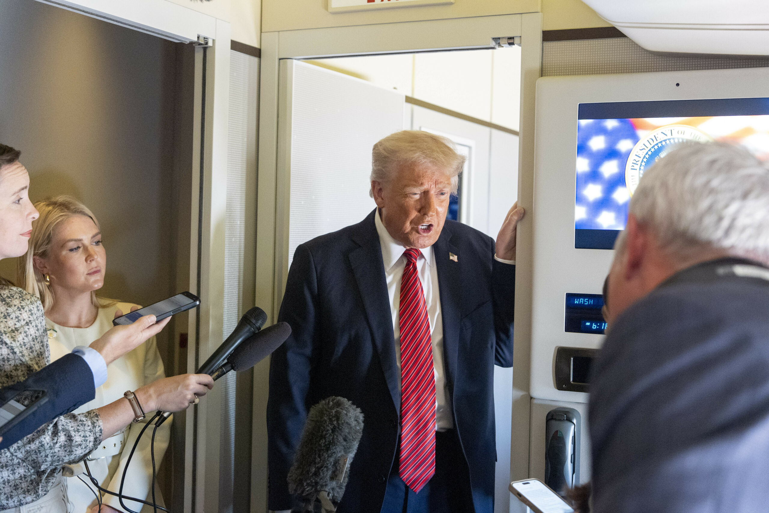Präsident Donald Trump spricht zu Reportern