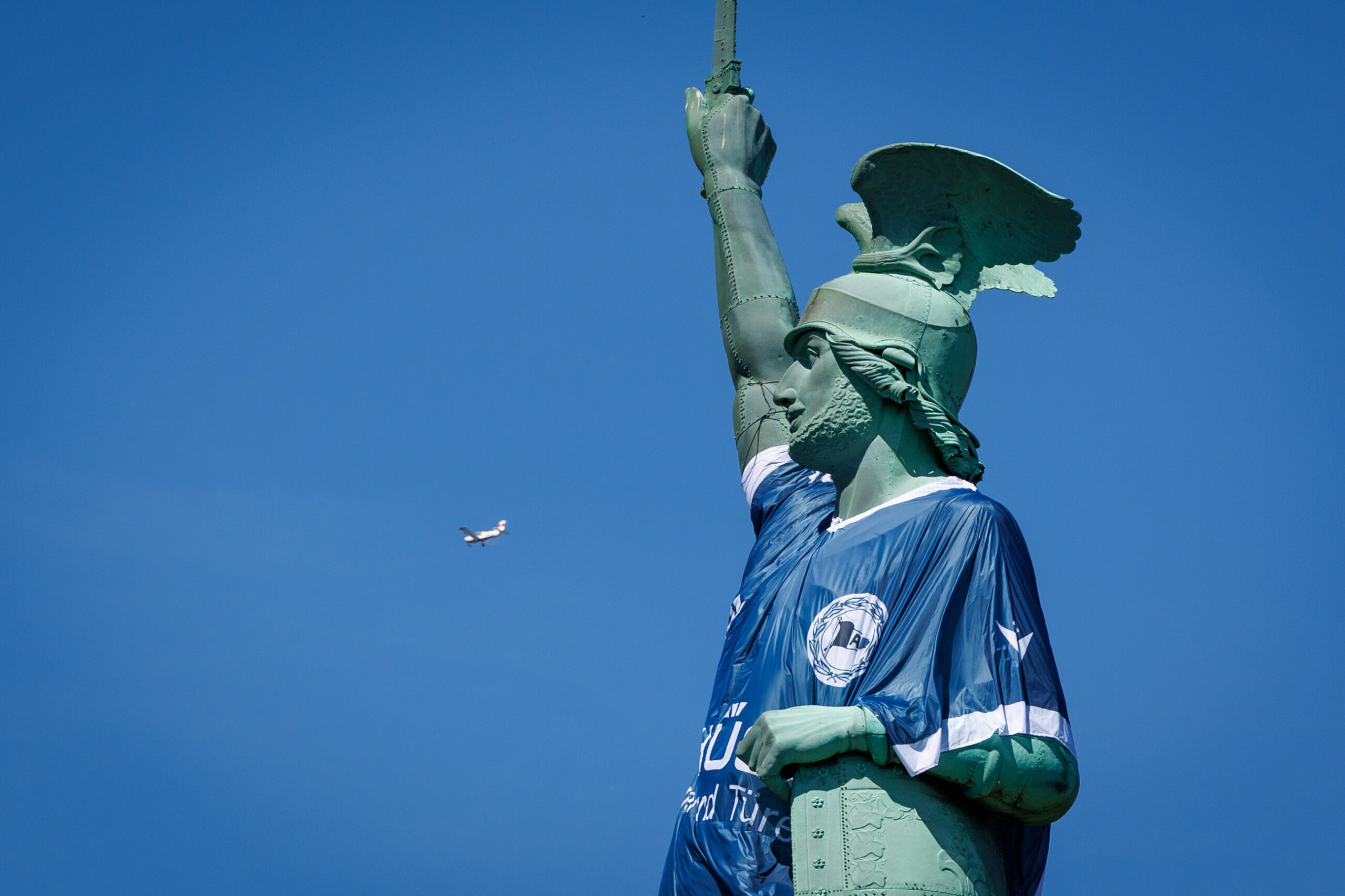 Das Hermannsdenkmal bei Detmold trägt ein Bielefeld-Trikot