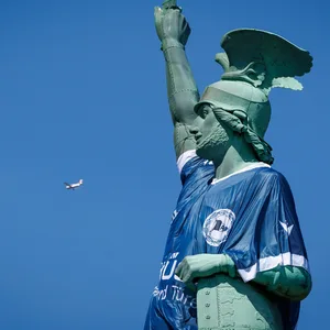 Das Hermannsdenkmal bei Detmold trägt ein Bielefeld-Trikot