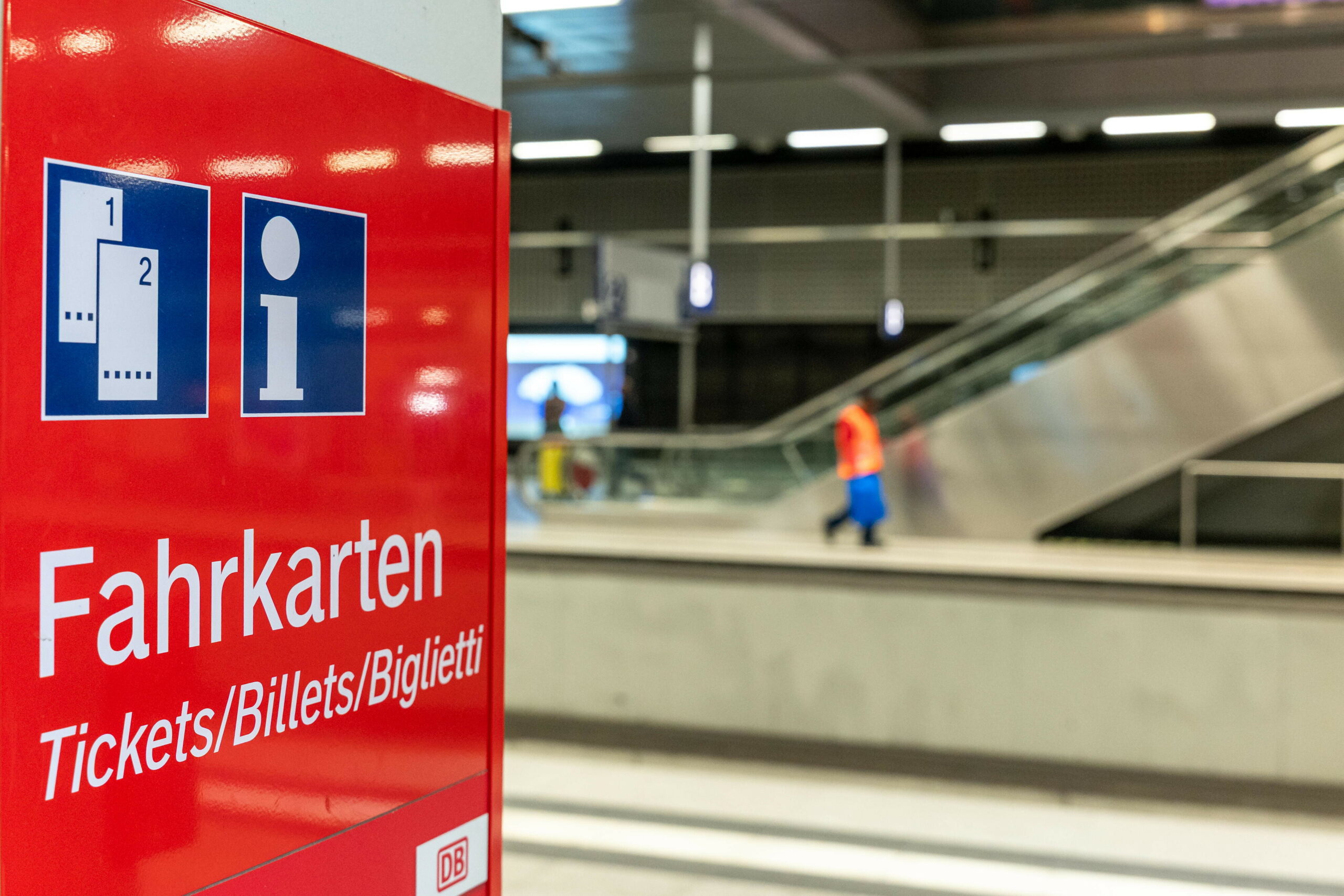 Fahrkarten-Hinweisschild im Bahnhof (Symbolbild)