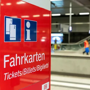 Fahrkarten-Hinweisschild im Bahnhof (Symbolbild)