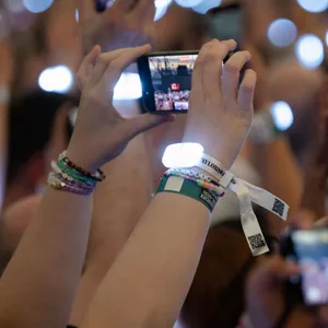 Zuschauer filmen während des Konzerts von Sängerin Taylor Swift in der Veltins-Arena mit ihren Smartphones.