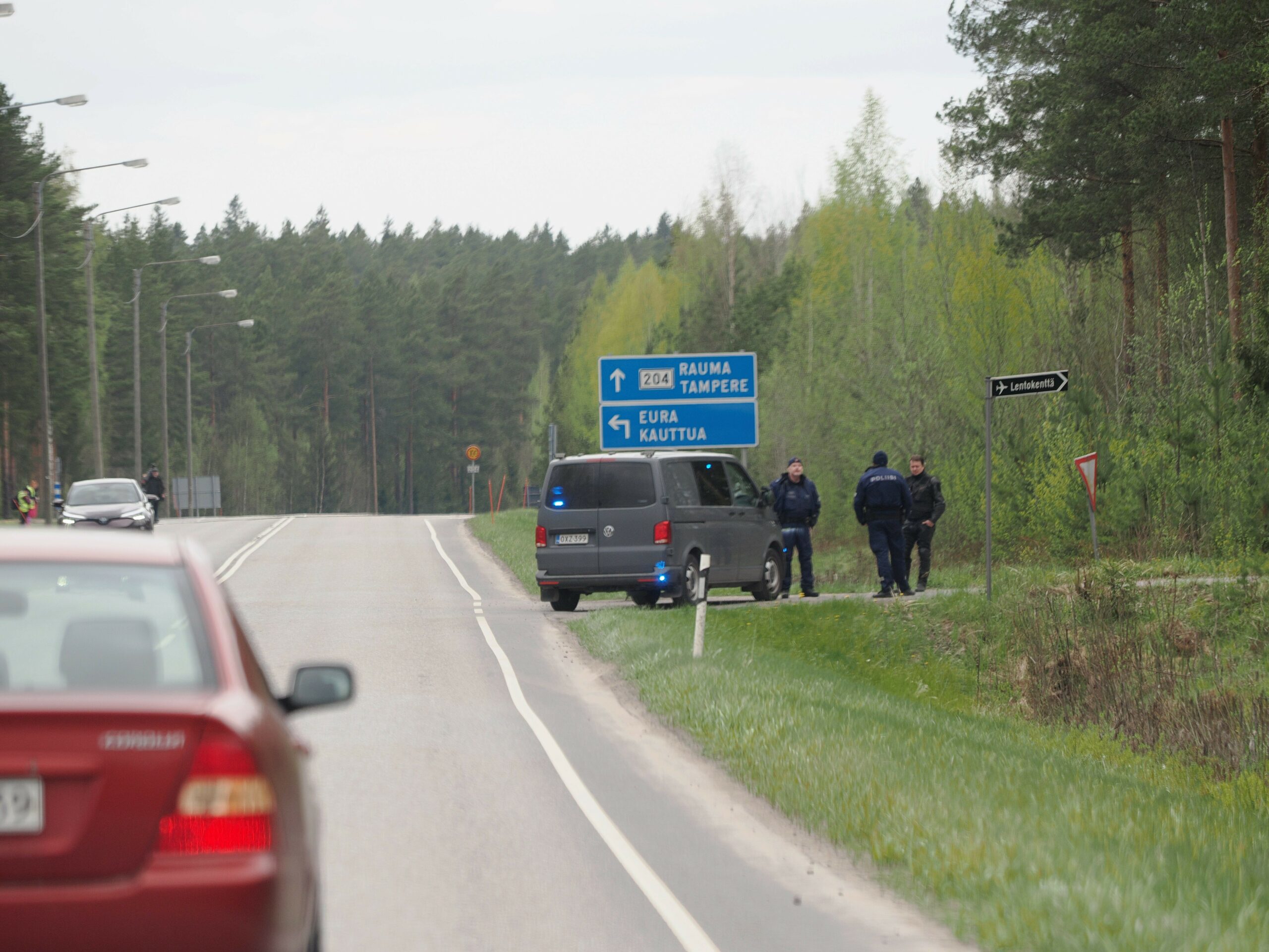 Die Polizei blockiert den Zugang zur Absturzstelle in der Nähe des Flugplatzes Eura, wo zwei Helikopter abgestürzt sind.
