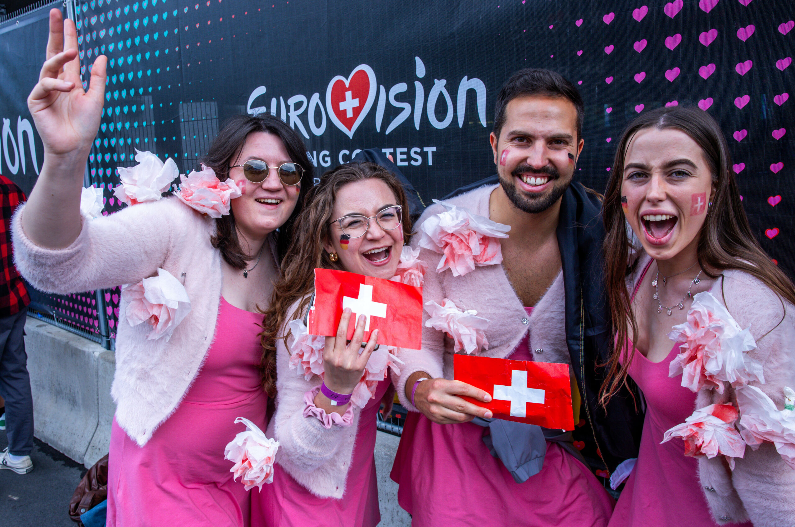 Deutsche Musikfans aus Franken warten vor der Halle auf den Einlassbeginn zum Finale des 69. Eurovision Song Contest in der Arena St. Jakobshalle.