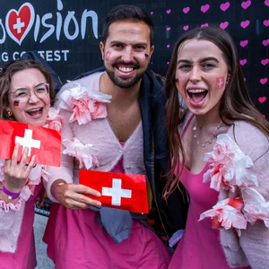 Deutsche Musikfans aus Franken warten vor der Halle auf den Einlassbeginn zum Finale des 69. Eurovision Song Contest in der Arena St. Jakobshalle.