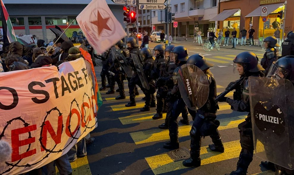 Polizisten blockieren bei einer Pro-Palästina-Demonstration in Basel eine Straße.