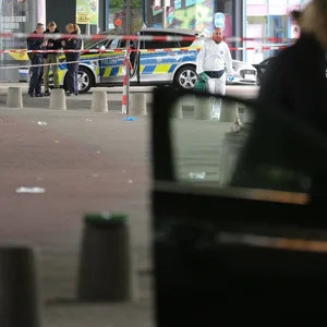 Polizei und Spurensicherung im Einsatz am Tatort in Bielefeld.