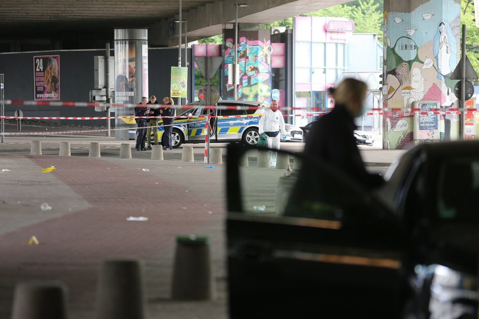 Polizei und Spurensicherung im Einsatz am Tatort in Bielefeld.