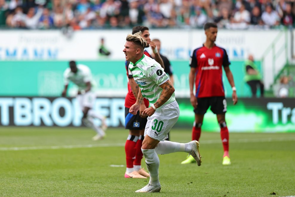 Fürths Felix Klaus jubelt gegen den HSV