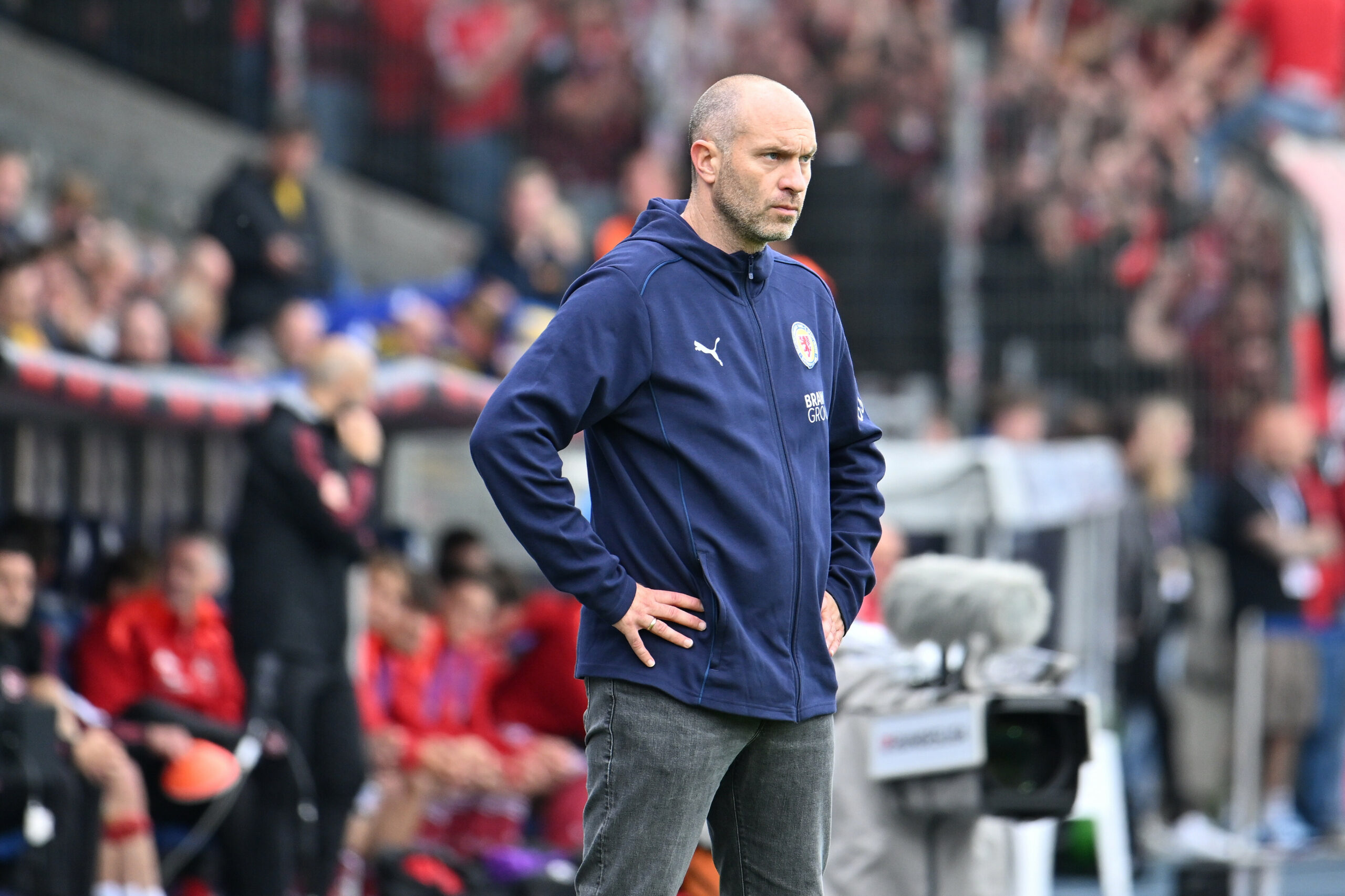 Trainer Daniel Scherning blickt enttäuscht auf das Spielgeschehen gegen den 1. FC Nürnberg