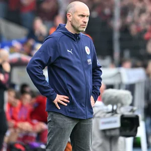 Trainer Daniel Scherning blickt enttäuscht auf das Spielgeschehen gegen den 1. FC Nürnberg