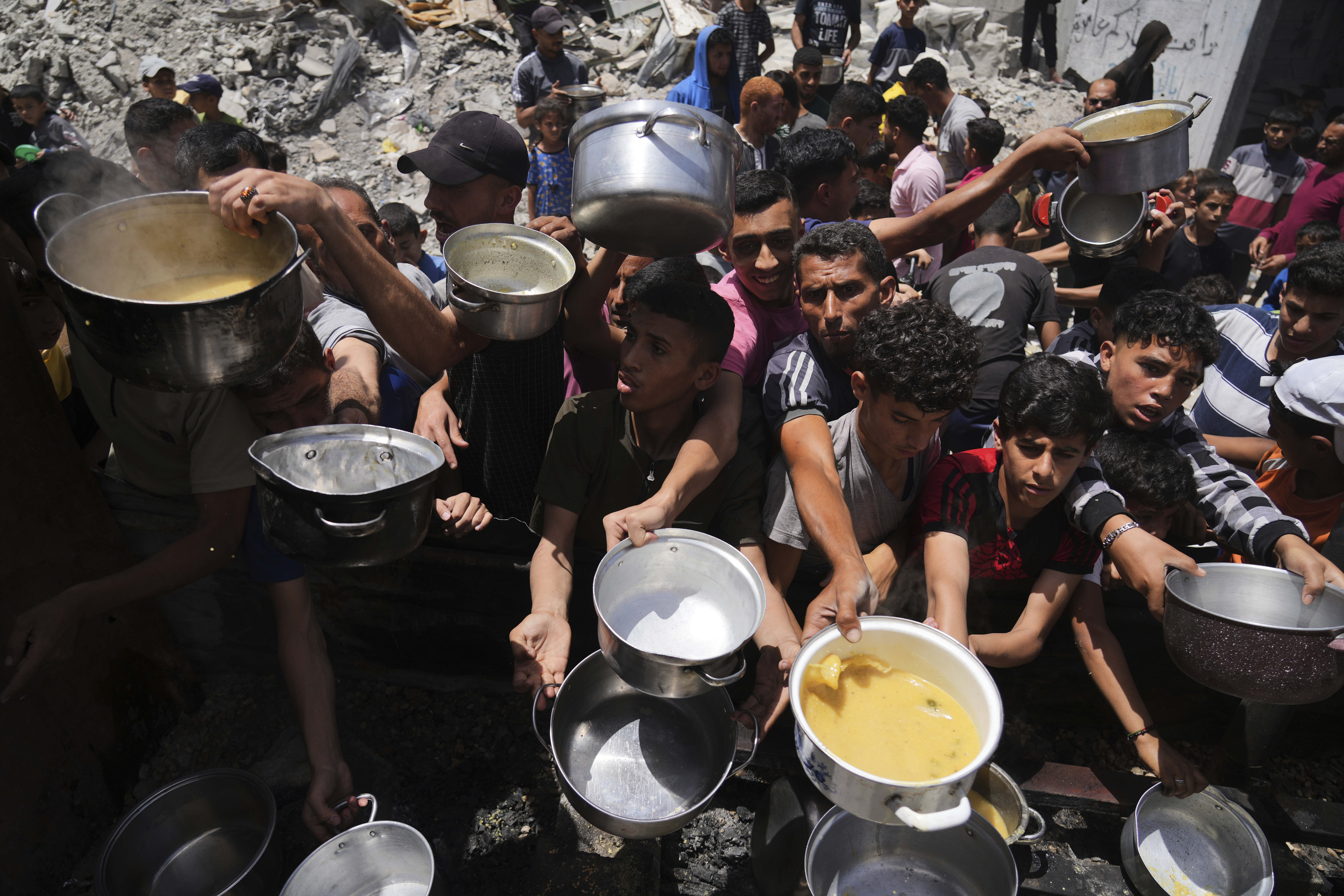 Palästinenser stehen für Lebensmittel im nördlichen Gazastreifen an.