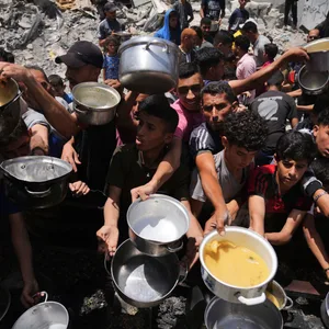 Palästinenser stehen für Lebensmittel im nördlichen Gazastreifen an.