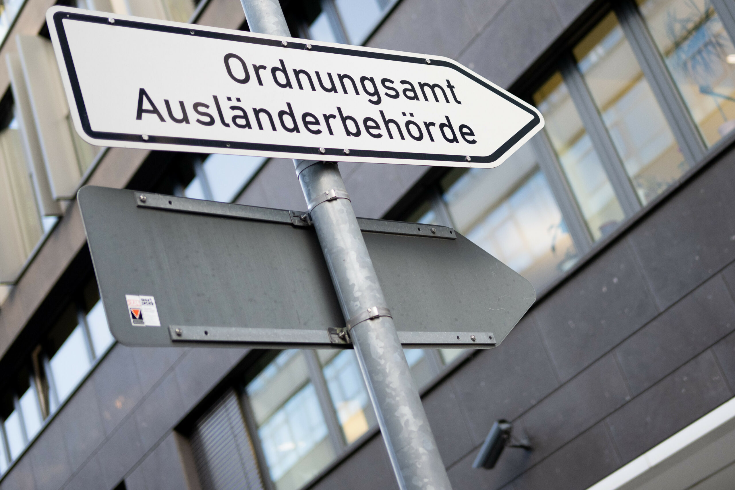 Schild zur Ausländerbehörde