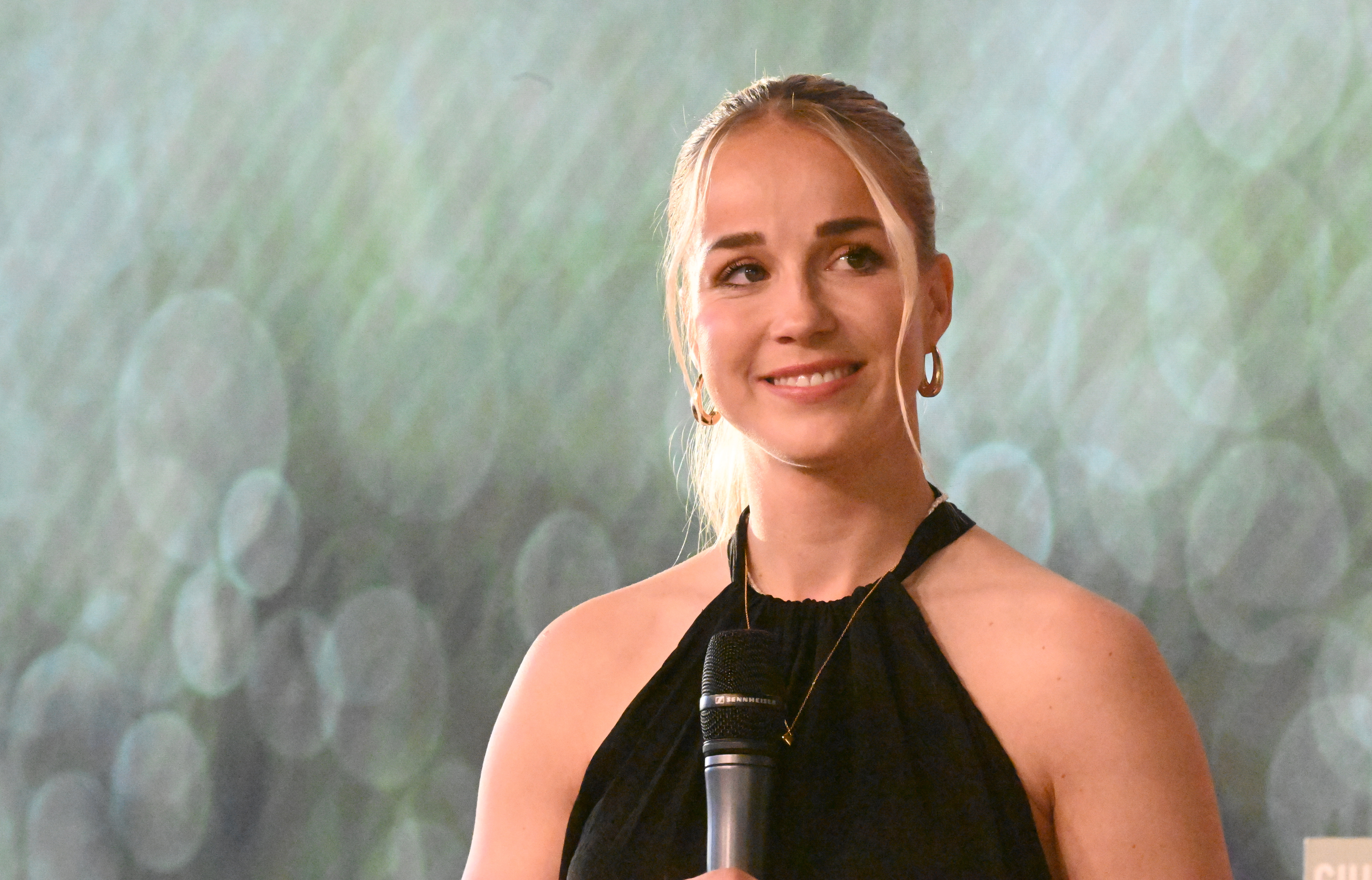 Giulia Gwinn bei der Vorstellung ihres Buches im Abendkleid