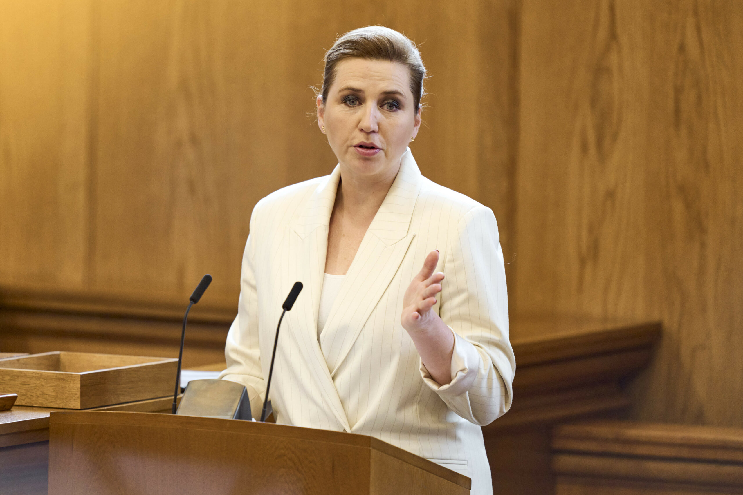 Dänemarks Ministerpräsidentin Mette Frederiksen spircht im Folketing, dem dänischen Parlament.