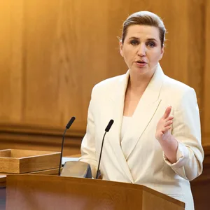 Dänemarks Ministerpräsidentin Mette Frederiksen spircht im Folketing, dem dänischen Parlament.