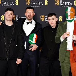 Die Band Kneecap bei der 78. Verleihung der Bafta Film Awards