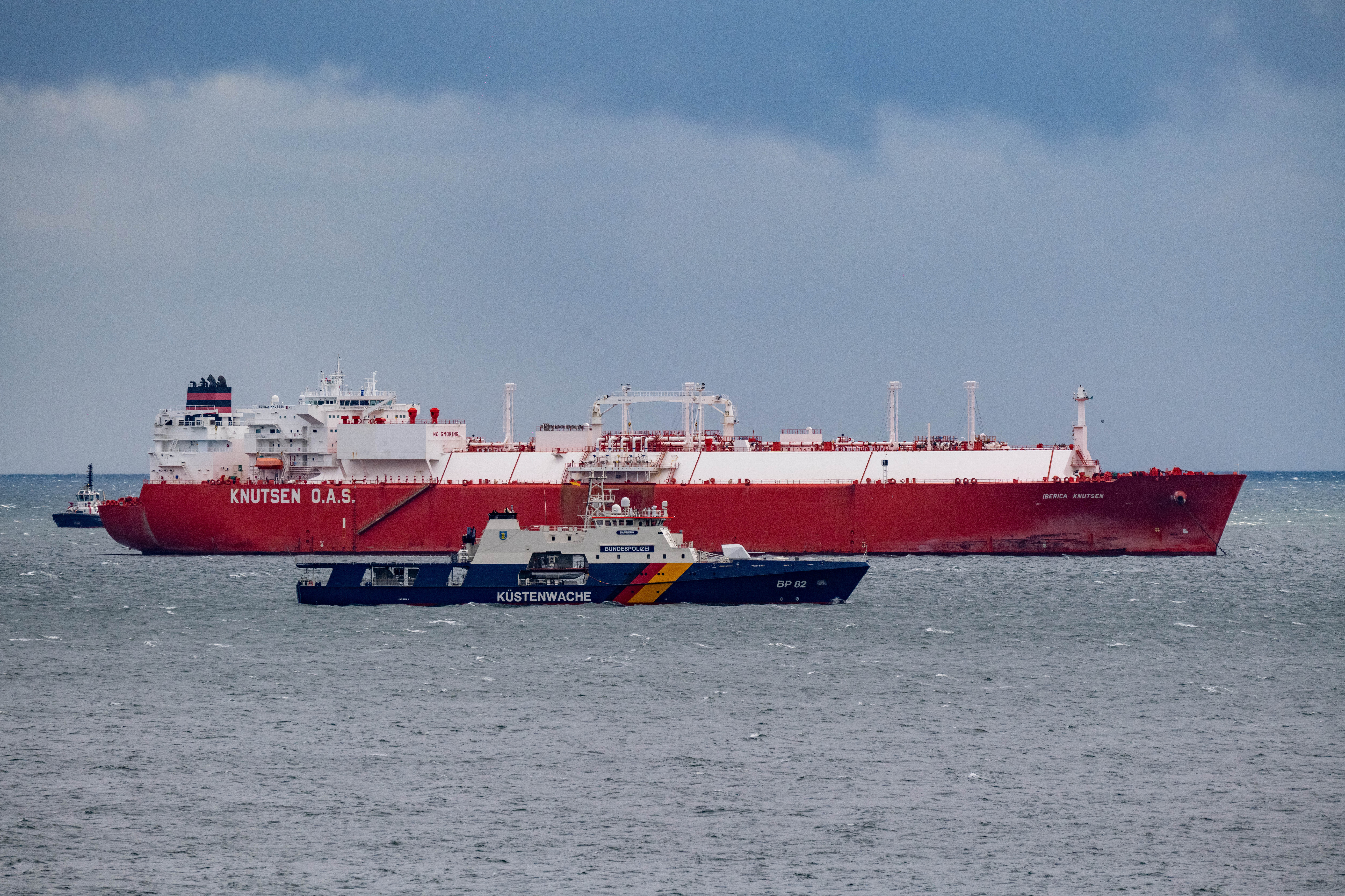 Der LNG-Tanker „Iberica Knutsen“ liegt vor der Hafenstadt Sassnitz.