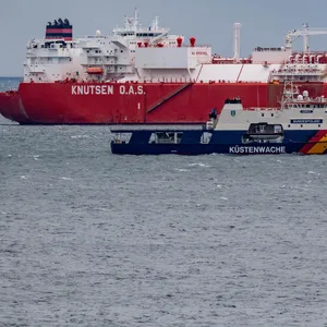 Der LNG-Tanker „Iberica Knutsen“ liegt vor der Hafenstadt Sassnitz.