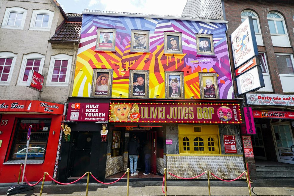 Das Street-Art-Kunstwerk auf der Fassade der Olivia-Jones-Bar in Hamburg soll nicht nur ein Zeichen für Vielfalt setzen, sondern auch der Kunst auf der Reeperbahn mehr Platz geben.