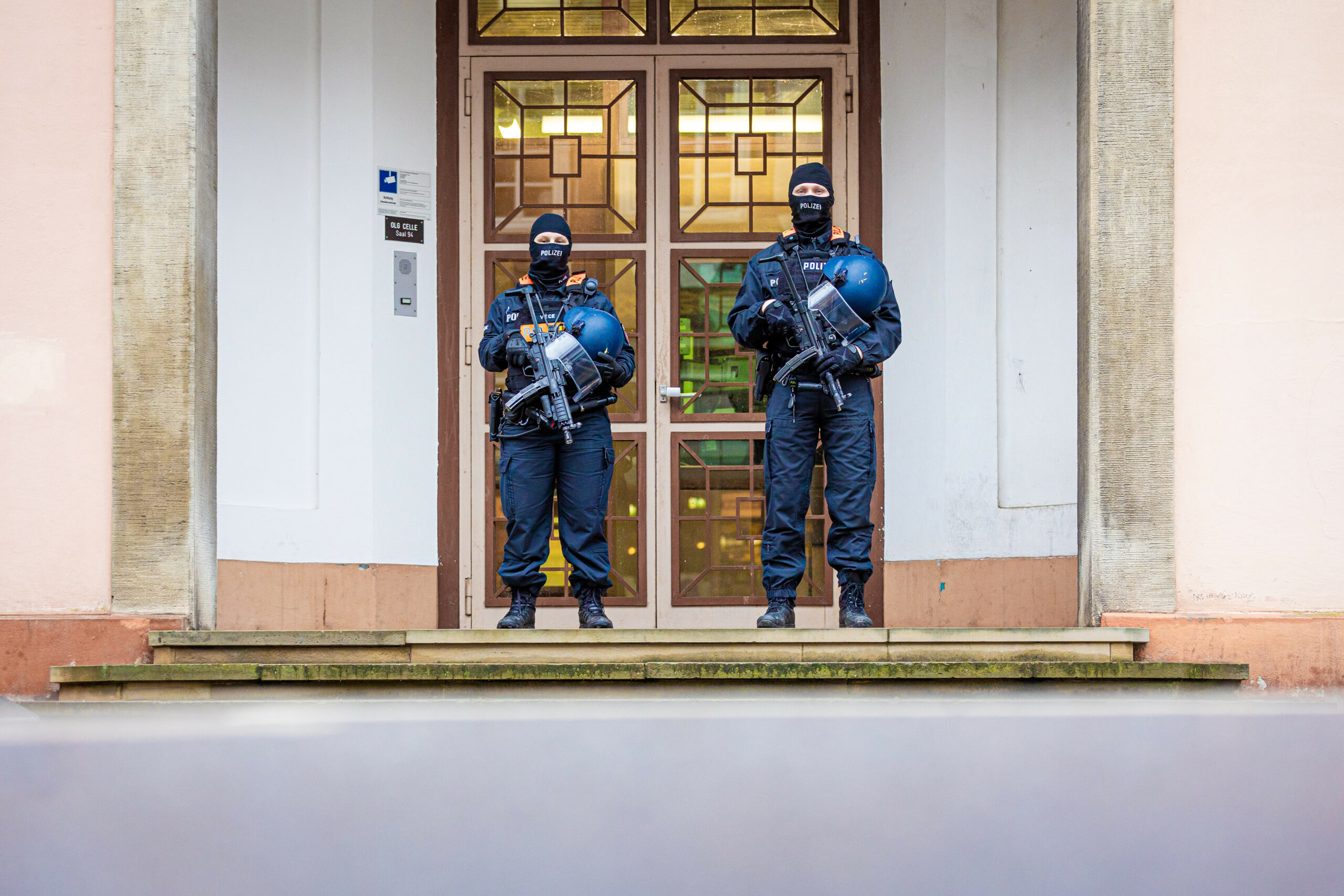Einsatzkräfte der Polizei stehen vor dem Oberlandesgericht Celle. (Symbolbild)