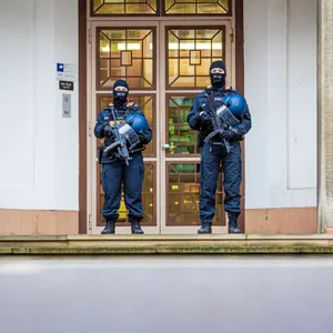 Einsatzkräfte der Polizei stehen vor dem Oberlandesgericht Celle. (Symbolbild)